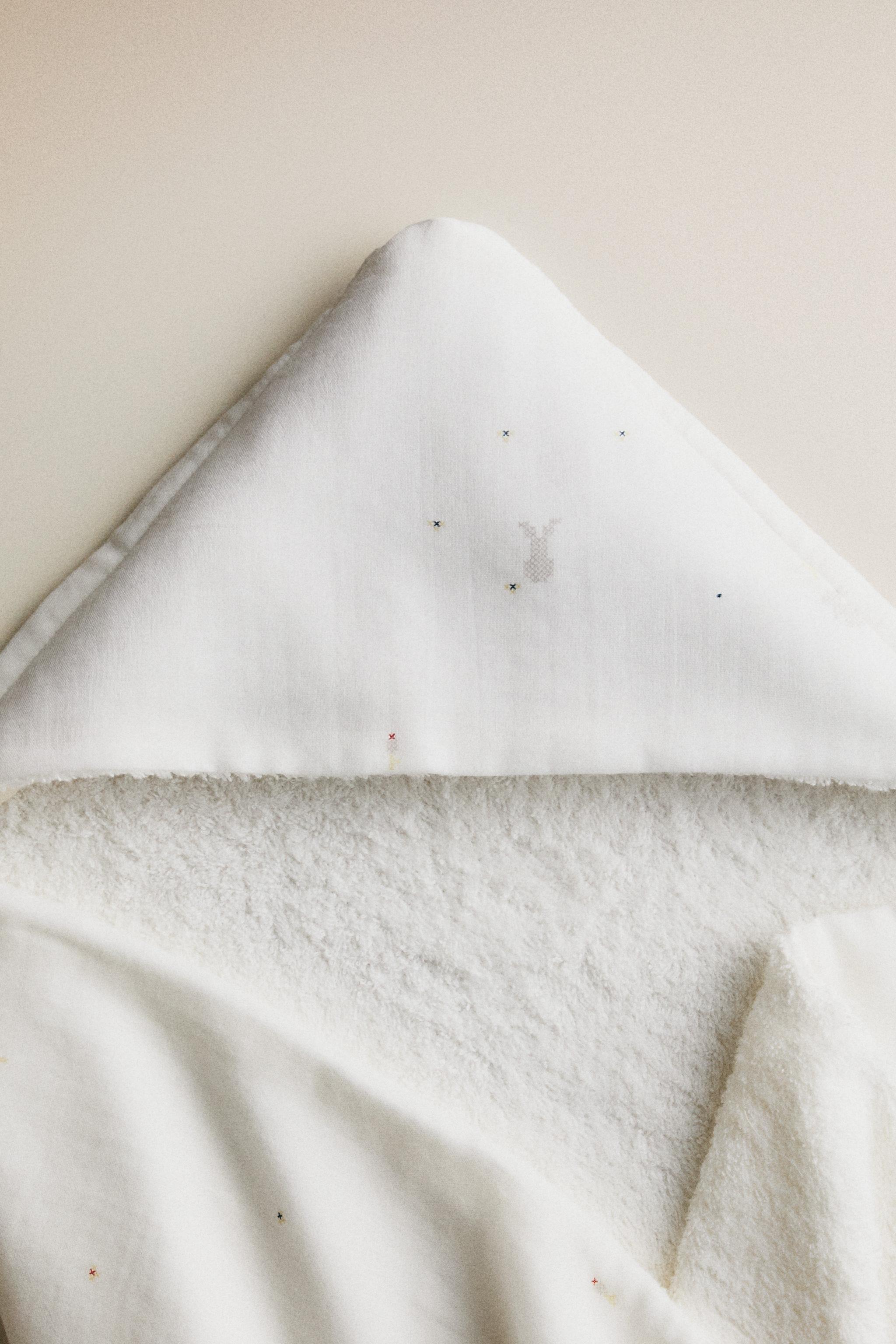 SERVIETTE DE BAIN À CAPUCHE BÉBÉ GAZE LAPINS